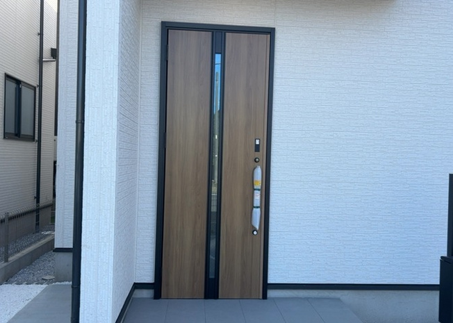 【玄関】 | 玄関は、狭すぎると複数人で使いにくく、広すぎても無駄な空間になりがちです。最低2畳を目安にして、家の広さとの兼ね合いや家族の人数を考慮して決めるとよいでしょう。現地を見学して快適な玄関を選びましょう！