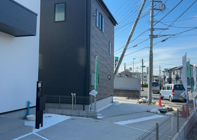 【前面道路含む現地写真】 | 住宅用の土地では前面道路に2m以上接していなければならないと法律で定められています。しかし、お持ちの車のサイズやライフスタイルなどにより、2mでは利便が悪い場合もございますので、事前に確認しましょう。