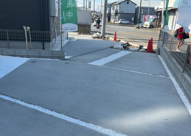 【駐車場】 | 駐車場と明記されていても、最小スペースでつくられた駐車場だと大型車は駐車できなかったり、出入りしにくくなったりする可能性があります。お車のサイズと購入したい物件の駐車場のサイズを現地で確認しましょう。