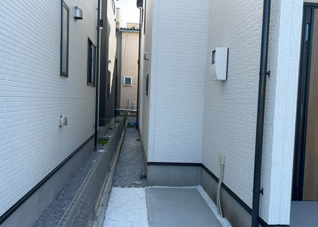 【庭】 | 庭があることでガーデニングや家庭菜園はもちろん、こどもの遊び場やペットを放して遊ぶことができます。また、家の周囲に余裕があるということです。隣地との間があれば、十分な日当たりと、風通しが確保できます。