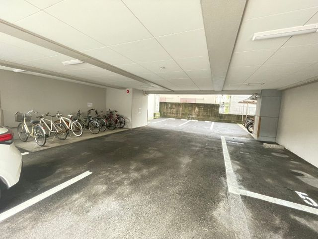 ラ・コミューン大手門の駐車場