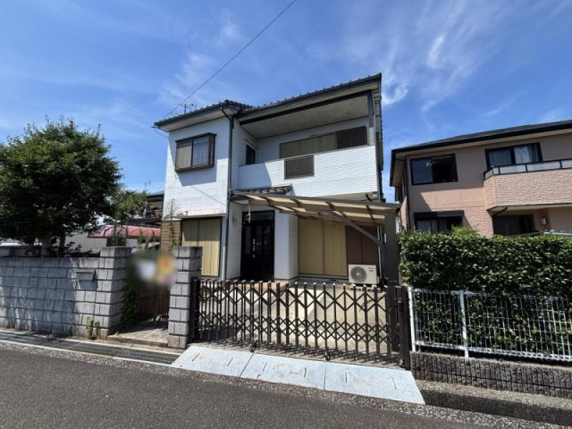 「ゆとりの4SLDK」香美市土佐山田　中古一戸建ての外観|青空に映える、爽やかな水色をを基調とした外観♪しっかりとした門扉があり、プライバシーや防犯面でも安心感があります