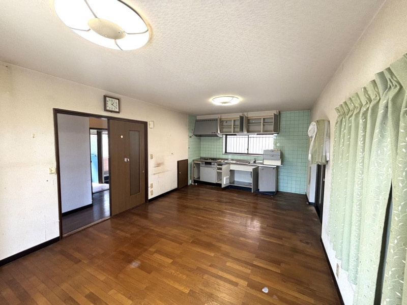 「ゆとりの4SLDK」香美市土佐山田　中古一戸建てのキッチン|キッチンまでつながる開放的な間取りが魅力♪大きな窓からたっぷりと自然光が差し込み、明るい室内です
