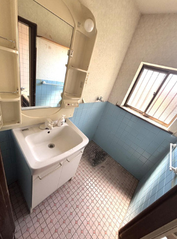 「ゆとりの4SLDK」香美市土佐山田　中古一戸建ての洗面所|ブルーのタイルがアクセントになった洗面所♪大きな窓から光が入り、朝の身支度もスムーズです