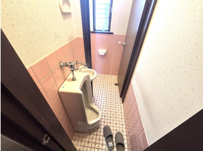 「ゆとりの4SLDK」香美市土佐山田　中古一戸建てのトイレ|男性用の小便器も備えられた、ゆとりのあるトイレスペース☆将来的なバリアフリー化やリフォームを見据えた間取りとしても活用できます