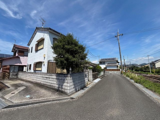 「ゆとりの4SLDK」香美市土佐山田　中古一戸建ての前面道路含む現地写真|前面道路は幅員が広く見通しも良好♪