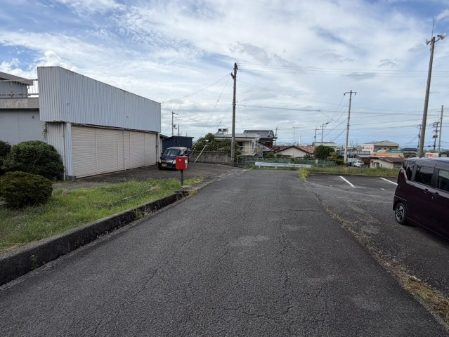 西条市氷見乙2056　売土地の前面道路含む現地写真