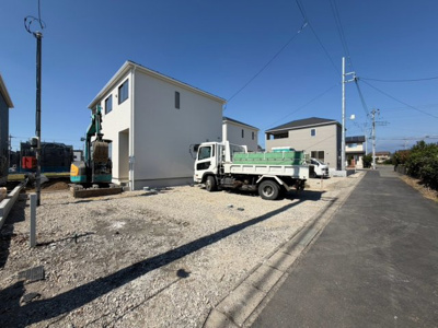 【前面道路含む現地写真】 | 前橋市堀之下町　新築住宅 | 完成済み！いつでも新生活を始めることができます。
開放感あるLDK！
陽当り、風通しも良い暖かな住まいです。
KOALIVE （コアライブ）【0120-919-727】