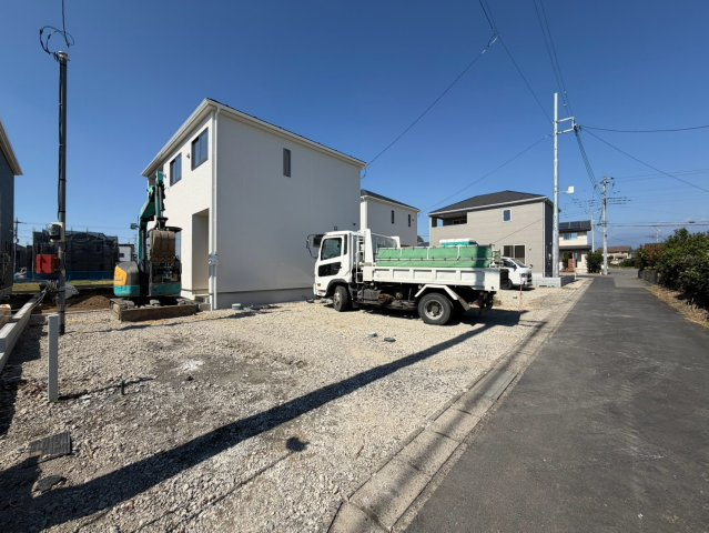 【前面道路含む現地写真】 | 前橋市堀之下町　新築住宅 | 完成済み！いつでも新生活を始めることができます。
開放感あるLDK！
陽当り、風通しも良い暖かな住まいです。
KOALIVE （コアライブ）【0120-919-727】