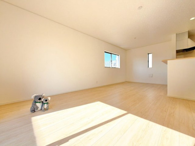【居間・リビング】 | 前橋市堀之下町　新築住宅 | 家族が自然と集まるリビング・ダイニング明るい光が差し込み、笑顔があふれる心地よい空間です。ゆったりとした広さで、くつろぎの時間をお過ごしいただけます。
