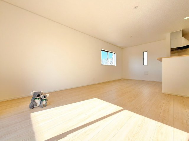【居間・リビング】 | 前橋市堀之下町　新築住宅 | 家族が自然と集まるリビング・ダイニング明るい光が差し込み、笑顔があふれる心地よい空間です。ゆったりとした広さで、くつろぎの時間をお過ごしいただけます。
