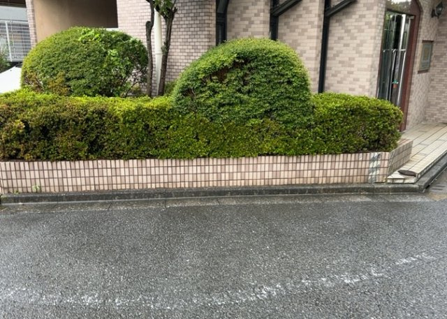 【庭】 | ライオンズマンション八王子第三 | 物件によっては、入居者が個人的に使用できる専用庭がついているものもあります。また、住宅の中にある土間の部分を庭と呼ぶこともあります。庭の用途は住む人によって変わり、それによってデザインもさまざまです。