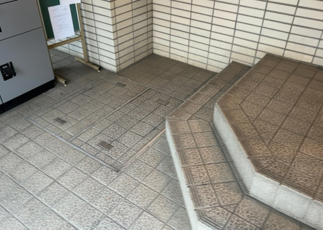 【エントランス】 | ライオンズマンション八王子第三 | マンションのエントランスには、もともと風よけや防犯の役割がありますが、マンションによって宅配ボックスなどの設備が備わっている所もあります。日々の生活をイメージしながら生活しやすさをチェックしましょう。