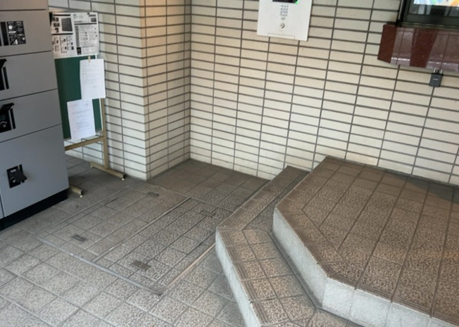 【ロビー】 | ライオンズマンション八王子第三 | ラウンジは、マンションの共用スペースに椅子やテーブルなどを配置した利用者が寛げる空間です。屋内型ラウンジと屋外型ラウンジがあります。共用部分の管理状況と合わせて、詳細については現地でご確認ください。