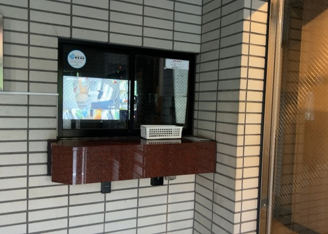 【受付】 | ライオンズマンション八王子第三 | 受付はマンションコンシェルジュがいる場合もあれば、管理人が滞在する小部屋を総称して呼ぶことがあります。主にエントランスに設置されていることから、防犯面でも期待ができます。防犯設備がない場合はより安心！