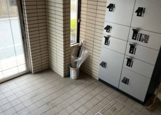 【ロビー】 | ライオンズマンション八王子第三 | ロビーというと、エントランスと何がちがうの？と思いますよね。実はロビーとエントランスには明確な決まりはありません。物件によっては、エントランスを入って広がるある程度の広さのある空間がロビーとなります。