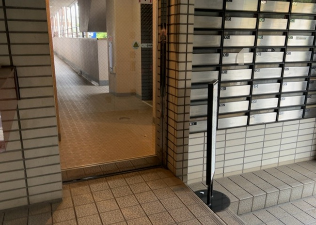 【防犯設備】 | ライオンズマンション八王子第三 | 室内の防犯設備もチェックしましょう！モニター付きインターホンが設置されているか、防犯シャッターが設備されているか、ベランダに人が上がってきにくい高さかなどチェックしておくと入居後も安心できるでしょう。