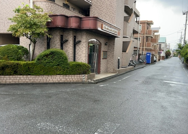 【外観】 | ライオンズマンション八王子第三 | 隣家の土地はどうなっているのか、生活利便施設が近くにあるのか、学校まで近いかなど、お客様のライフスタイルにあわせたイメージが重要です。また、近くにあると困る施設が近くにないかも確認するといいでしょう。