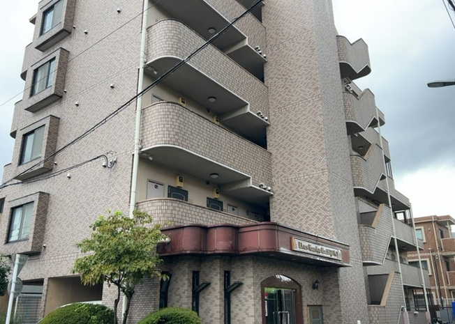 【現況写真】 | ライオンズマンション八王子第三 | 道幅が広い場所は日当たりや風通が良好です。幅が広いのですれ違いも可能ですし大きな車でも駐車可能！一方で、大型車が通ることも多くなるため交通量の増加により騒音に繋がります。また土地の値段が高くなります。
