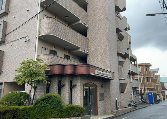 【構造・工法・仕様】 | ライオンズマンション八王子第三 | ＲＣ造、Reinforced Concreteは直訳すると補強されたコンクリートです。主に柱や梁・床・壁が鉄筋とコンクリートで構成おり、鉄筋を組んだ型枠にコンクリートを流し込んで固めたものを指します。