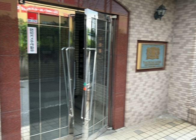 【玄関】 | ライオンズマンション八王子第三 | 玄関は家の顔でもあり、家族以外の目にも止まる場所です。玄関は外との間を仕切る扉、靴などをしまっておく収納スペース、靴脱ぎのたたきスペース、来客とのやり取りをするドアホンなど複数のアイテムからなります。