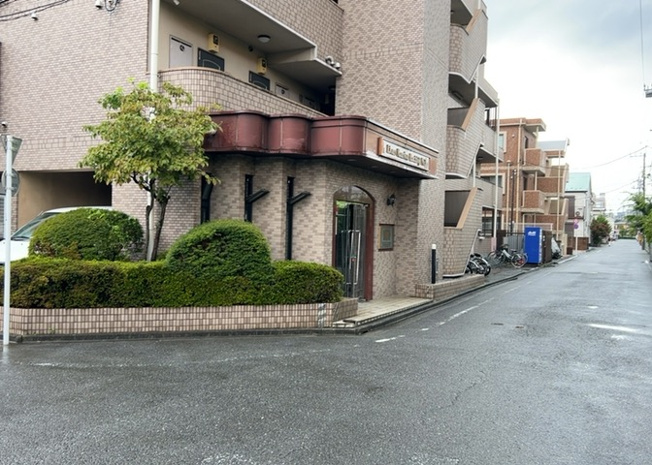 【外観】 | ライオンズマンション八王子第三 | 外観はマンション管理がされているかの目安になります。築年数が古いと、壁面は劣化してひび割れが生じることも！建物が古びていても細かいところが修繕されていると、きちんと管理されているなぁと感じるでしょう。