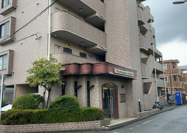 【バルコニー】 | ライオンズマンション八王子第三 | 一般的なバルコニーは、奥行1.5ｍ程ですが、ワイルドバルコニーは2ｍまで広がっています。そのため洗濯物の間隔をあけ干すことができ、乾きやすいというメリットや、ガーデニングが楽しめる等の特徴があります。