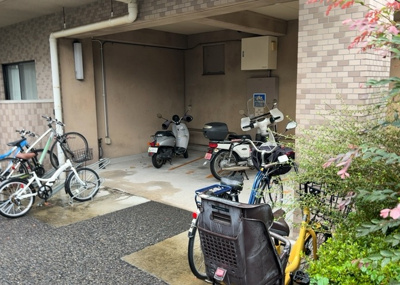 【駐車場】 | ライオンズマンション八王子第三 | 車一台あたりに必要なスペースは、標準サイズの普通自動車で横幅2m50cm、長さ5mは必要になります。ただし、乗降のことも考慮して横幅3m30cm、長さ5m50cmほどは確保できるところを選びましょう。