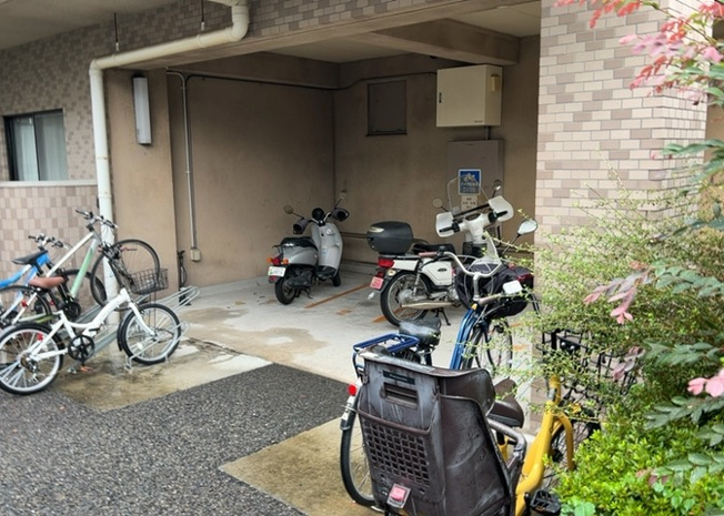 【駐車場】 | ライオンズマンション八王子第三 | 車一台あたりに必要なスペースは、標準サイズの普通自動車で横幅2m50cm、長さ5mは必要になります。ただし、乗降のことも考慮して横幅3m30cm、長さ5m50cmほどは確保できるところを選びましょう。