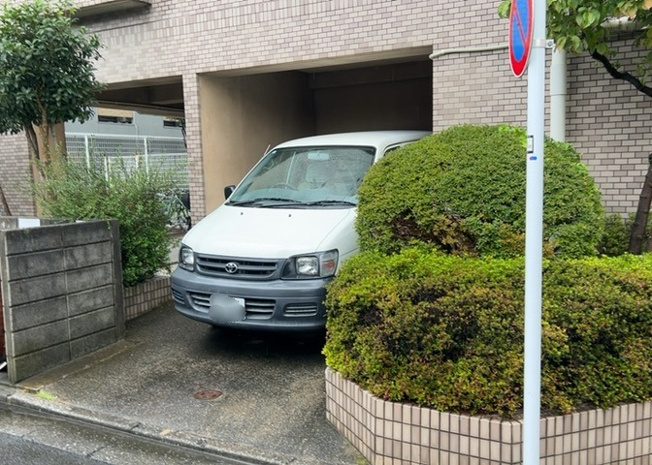 【駐車場】 | ライオンズマンション八王子第三 | 駐車場と明記されていても、最小スペースでつくられた駐車場だと大型車は駐車できなかったり、出入りしにくくなったりする可能性があります。お車のサイズと購入したい物件の駐車場のサイズを現地で確認しましょう。