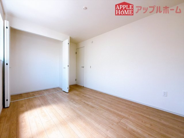 [新築住宅] 鶴ヶ島市鶴ヶ丘 8期 全1棟の洋室|２階居室は全室収納あり！たっぷりある収納活用でお部屋もキレイを保てます♪