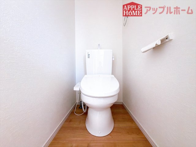 [新築住宅] 鶴ヶ島市鶴ヶ丘 8期 全1棟のトイレ|節水型でエコなトイレには、今では当たり前の温水洗浄機能付き。便座を温める機能もついていて、居心地の良い空間♪