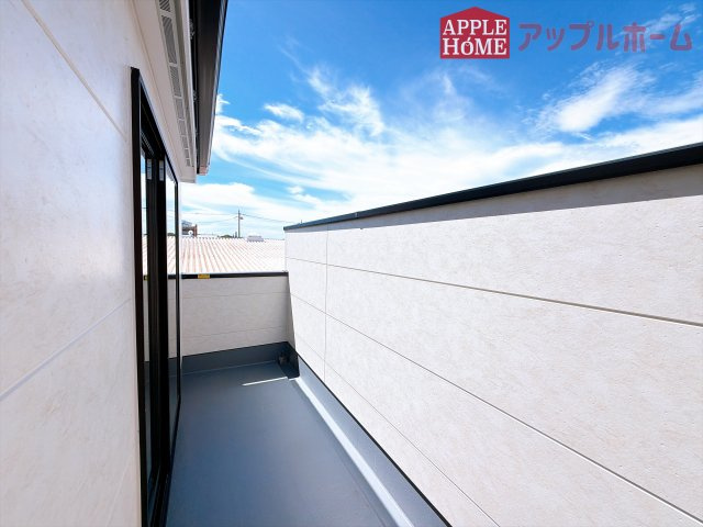 [新築住宅] 鶴ヶ島市鶴ヶ丘 8期 全1棟のバルコニー|家族分の洗濯物もしっかり干せます。日当たりも良く、毎日のお洗濯が楽しくなりそう♪お布団は手軽に干せていつもポカポカに☆