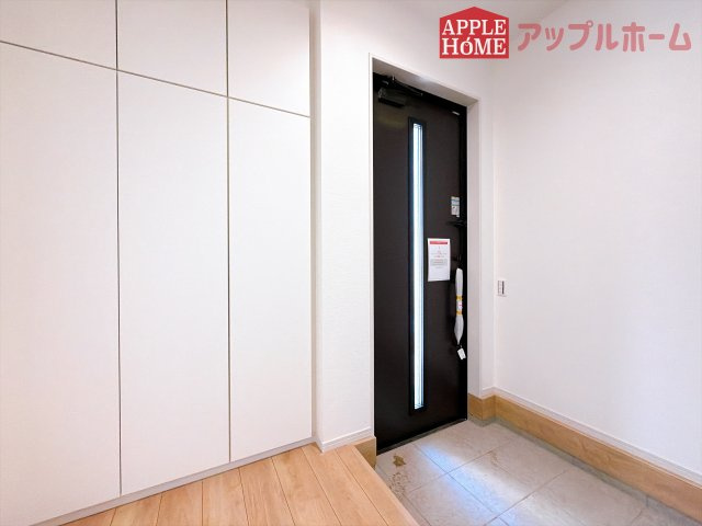 [新築住宅] 鶴ヶ島市鶴ヶ丘 8期 全1棟の玄関|明るく清潔感のある玄関でお客様を迎えるスペースをパッと明るい印象に！大容量の収納力で大家族の履物もすっきり収納できます♪