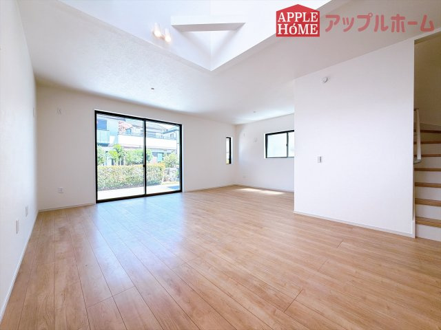 [新築住宅] 鶴ヶ島市鶴ヶ丘 8期 全1棟の居間・リビング|窓から差し込む光で家族を温かく包み込みます。明るいリビングで子育てする喜びを☆いつでも見学可能です！