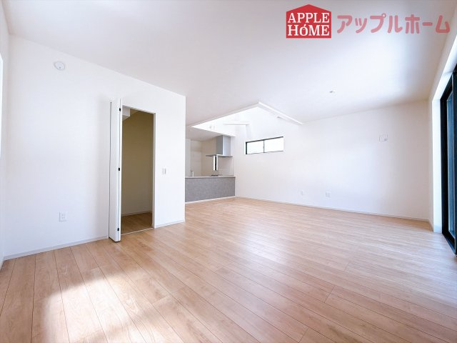 [新築住宅] 鶴ヶ島市鶴ヶ丘 8期 全1棟の居間・リビング|広々リビング×対面キッチンで家族の会話も弾みます♪家族団らんの秘訣は間取りにあり☆夢のマイホームを一緒に叶えましょう！