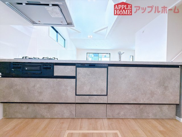 [新築住宅] 鶴ヶ島市鶴ヶ丘 8期 全1棟のキッチン|キッチンから部屋中が見守れるので、小さなお子様がいるご家庭でも安心です。シンプル×ナチュラルな温かい空間は、どんなスタイルの家具も合わせやすいお部屋です。