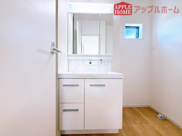 [新築住宅] 鶴ヶ島市鶴ヶ丘 8期 全1棟の独立洗面台|鏡の裏に歯ブラシや化粧水、整髪料など小物を隠して収納でき、生活感を出さずに綺麗な空間に保てます。また、左右の鏡を動かすことで横や後ろ向きの姿をチェックできるのも嬉しいポイントです♪