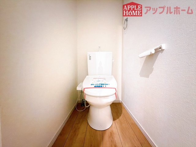 [新築住宅] 鶴ヶ島市鶴ヶ丘 8期 全1棟のトイレ|節水型でエコなトイレには、今では当たり前の温水洗浄機能付き。便座を温める機能もついていて、居心地の良い空間♪