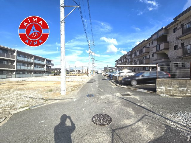 太宰府市吉松2丁目第4-5棟（1号棟）の前面道路含む現地写真|前面道路は閑静な住宅地をはしる車通りの少ない道路。お車の出し入れが苦手なママや小さなお子様にも安心ですね。しっかり舗装もされているので、ベビーカーや自転車で通っても快適に通行できます。