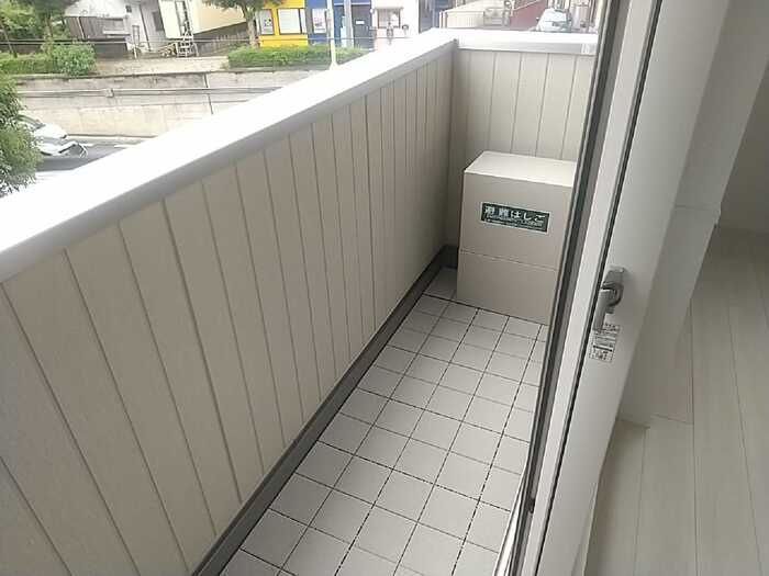 稲城市東長沼のアパートのバルコニー