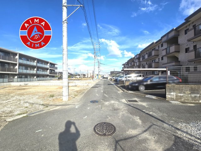 太宰府市吉松2丁目第4-5棟（2号棟）の前面道路含む現地写真|前面道路は閑静な住宅地をはしる車通りの少ない道路。お車の出し入れが苦手なママや小さなお子様にも安心ですね。しっかり舗装もされているので、ベビーカーや自転車で通っても快適に通行できます。
