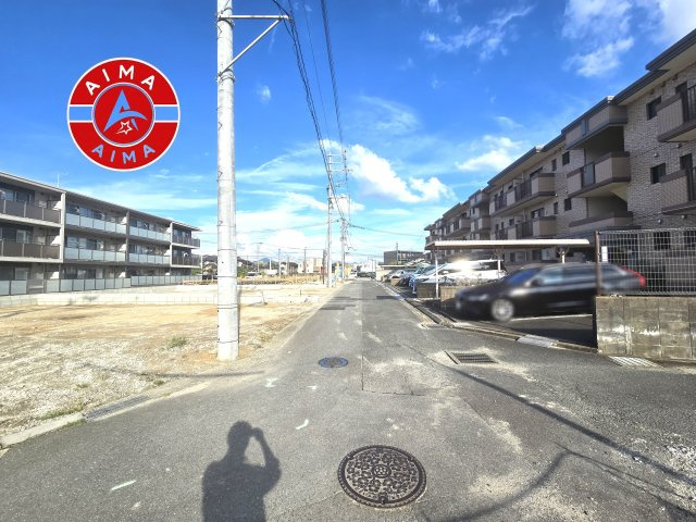 太宰府市吉松2丁目第4-5棟（3号棟）の前面道路含む現地写真|前面道路は閑静な住宅地をはしる車通りの少ない道路。お車の出し入れが苦手なママや小さなお子様にも安心ですね。しっかり舗装もされているので、ベビーカーや自転車で通っても快適に通行できます。