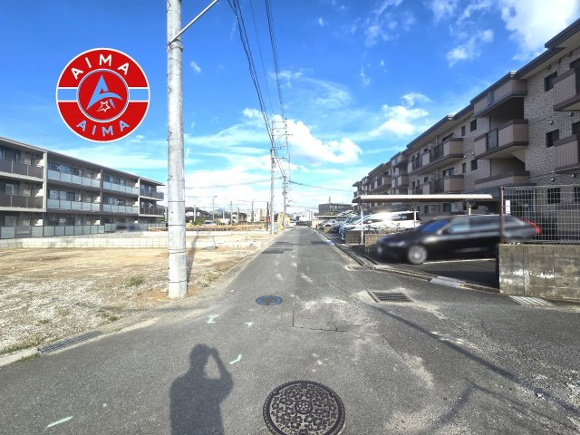 太宰府市吉松2丁目第4-5棟（5号棟）の前面道路含む現地写真|前面道路は閑静な住宅地をはしる車通りの少ない道路。お車の出し入れが苦手なママや小さなお子様にも安心ですね。しっかり舗装もされているので、ベビーカーや自転車で通っても快適に通行できます。
