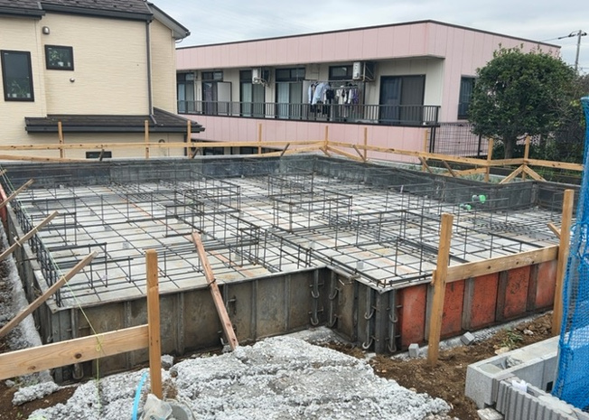 【構造・工法・仕様】 | 木造住宅とは土台、壁、柱など建築物の強度を支える構造体の材に木が使用されている構造を指します。構造体は建物の自重を支えるだけではなく風圧や水圧、積裁荷重などあらゆる衝撃に耐えるための基礎です。