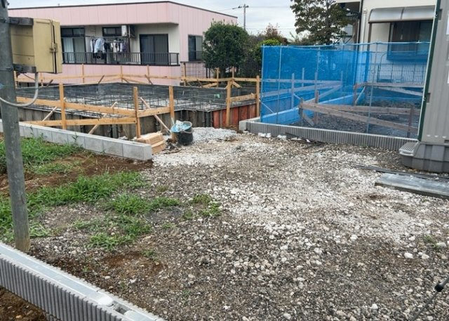 【前面道路含む現地写真】 | 道幅が狭い場所は比較的土地の値段が低いことが多く、また交通量が少ないため騒音が少なく静かな環境で過ごせます。また、小さいお子様がいるご家庭も安心です。一方で車の駐車が難しいというデメリットもあります。
