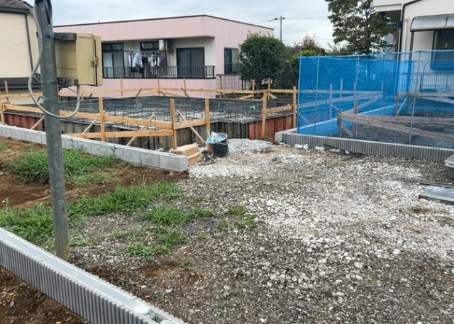 【前面道路含む現地写真】 | 道幅が広い場所は日当たりや風通が良好です。幅が広いのですれ違いも可能ですし大きな車でも駐車可能！一方で、大型車が通ることも多くなるため交通量の増加により騒音に繋がります。また土地の値段が高くなります。