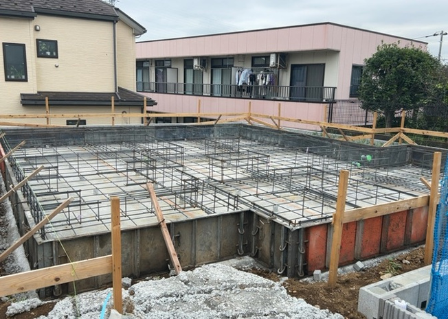 【外観】 | 現在は更地となっています。現地をご見学に行く際は、道路の幅や周辺の交通量、施設などをご確認頂くことをおすすめします！ある程度イメージをつけたいという場合は、同売主の施工事例や完成パースもお見せします。