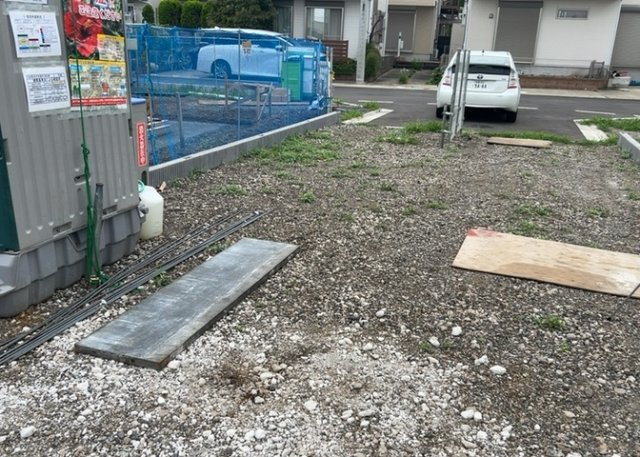 【駐車場】 | 車一台あたりに必要なスペースは、標準サイズの普通自動車で横幅2m50cm、長さ5mは必要になります。ただし、乗降のことも考慮して横幅3m30cm、長さ5m50cmほどは確保できるところを選びましょう。