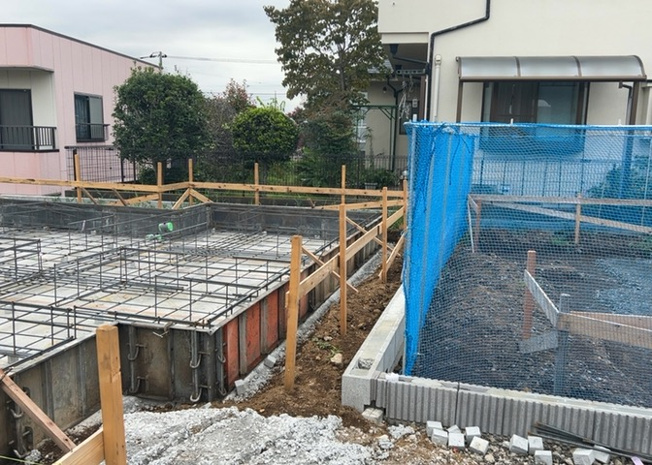【庭】 | 庭のある家に住むことのメリットとして、子どもたちの遊び場を確保できること、ガーデニングや家庭菜園を楽しめること、明るさを確保できることがあります。また、配置を工夫することでプライバシーが確保できます。